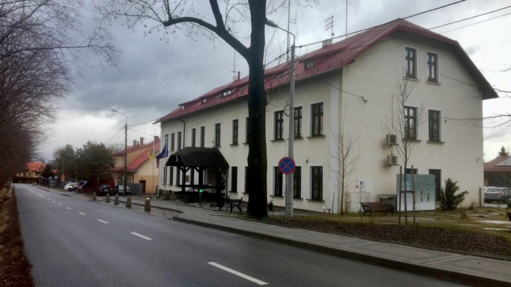 Zdjęcie ulicy Zdrojowej po prawej widoczny budynek nr 82 siedziba Urzędu Gminy Jaworze