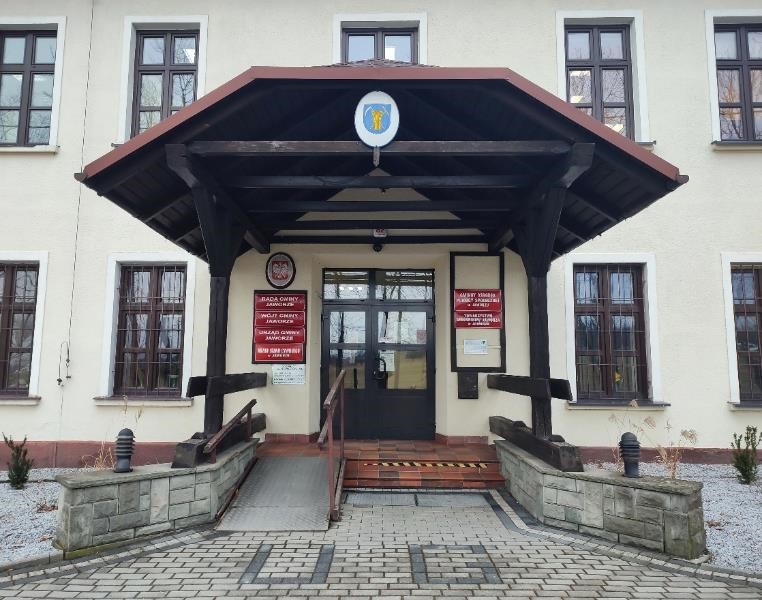 Na zdjęciu widoczne główne wejście do budynku Nr 82 przy ulicy Zdrojowej