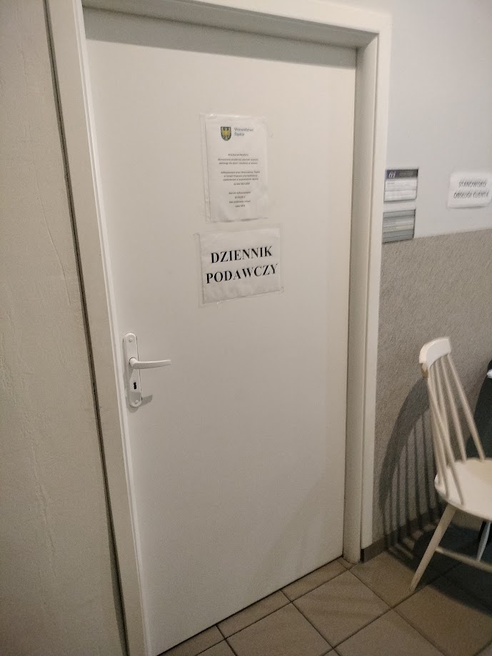 Zdjęcie przedstawia drzwi wejściowe do sekretariatu CUS w Jaworzu