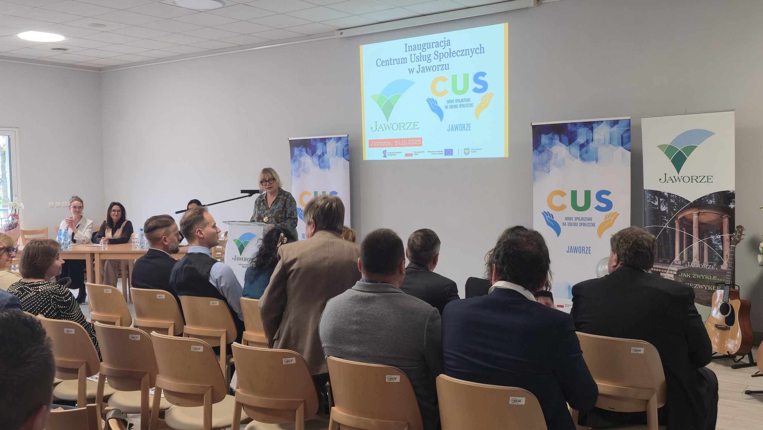 Widok sali w tle przemawia Dyrektor CUS w Jaworzu Dorota Sacher-Wejster