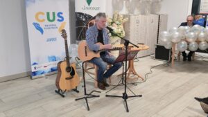 Artysta Pan Zbigniew Hubert - przy mikrofonie trzymający gitarę