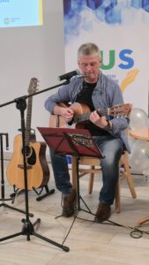 Artysta Pan Zbigniew Hubert - przy mikrofonie grający na gitarze